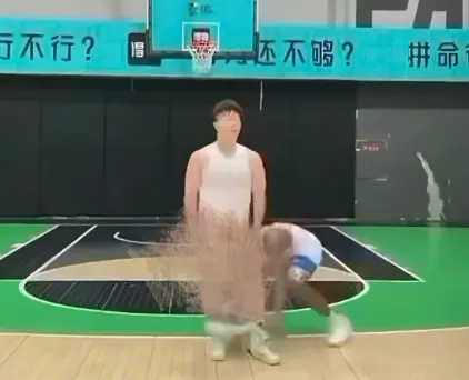 《牛教练的裤子》1080P高清播放-黑哥偷袭扯裤甩两圈爆火视频-《牛教练的裤子》牛教练追黑哥谁犯规-免费在线观看无广告