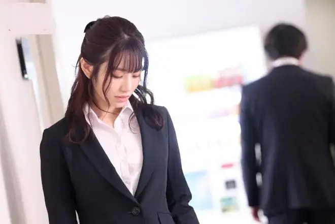 《和部长一起去出差旅》日本电影高清未删减版中字在线观看-完整版免费播放一部连吻戏都没有全程只讲出差加班