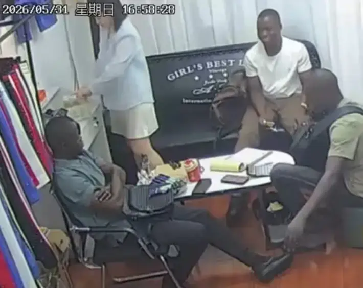 黑料资源《三个黑人买衣服》完整版监控视频-三个黑人买衣服原视频免费在线观看-1080P高清画质无删减